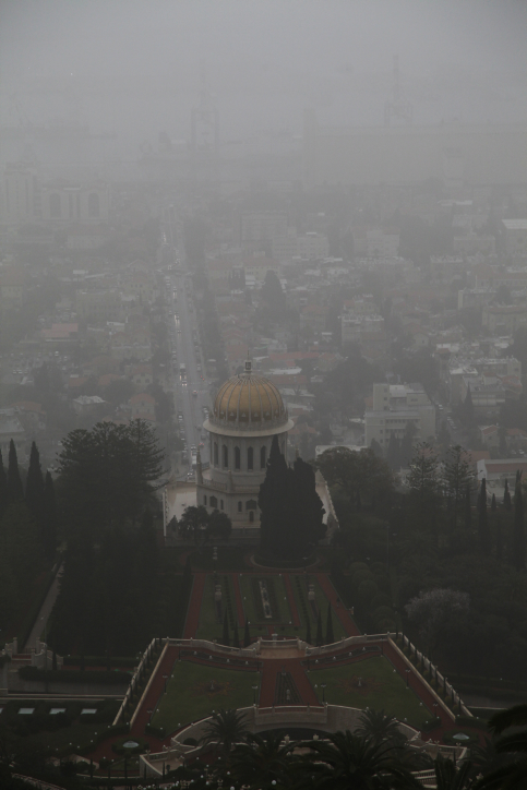 View of the Bahai Temple in Haifa under heavy haze. Feb 7 2012. (photo credit: Avishag Shaar Yashuv/flash90)