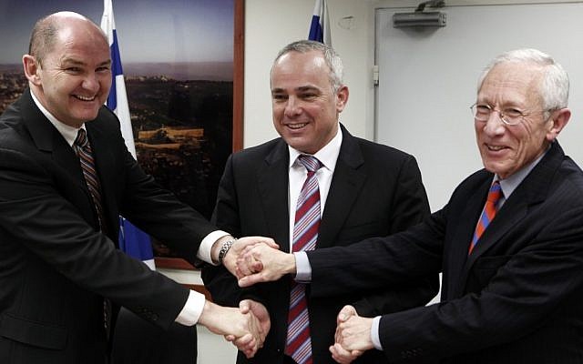 Peter Doyle (left) of the IMF meets with Finance Minister Yuval Steinitz (center) and Bank of Israel governor Stanley Fischer on Monday (photo credit: Uri Lenz/Flash90)