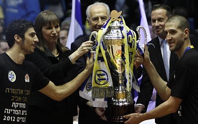 Shimon Peres presents the State Cup to Tel Aviv players (photo credit: Flash90)