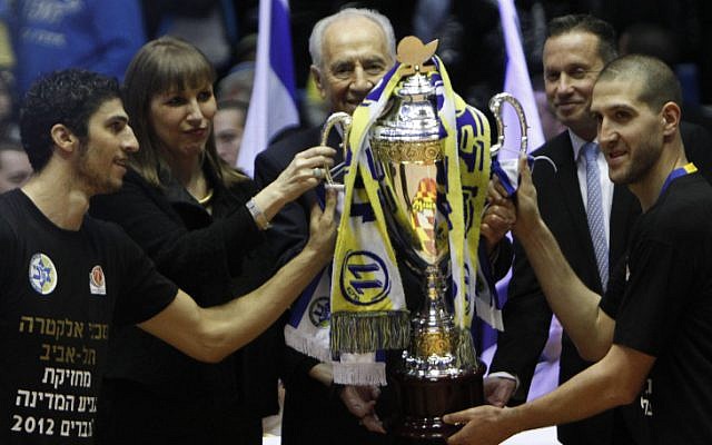 Shimon Peres presents the State Cup to Tel Aviv players (photo credit: Flash90) Shimon Peres presents the State Cup to Tel Aviv players (photo credit: Flash90)