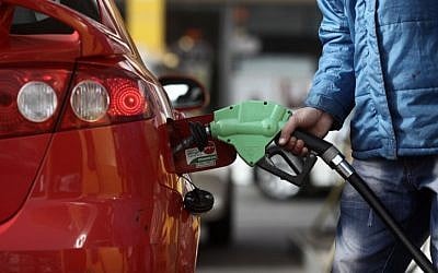 Illustrative photo: filling up at an Israeli gas station. (photo credit: Kobi Gideon/Flash90)