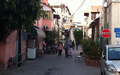 Shops start to close as dusk approaches in Kerem Hateimanim (photo credit: Michal Shmulovich/Times of Israel)