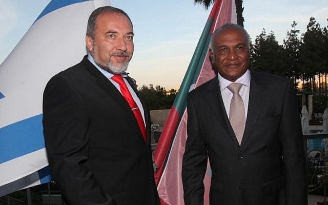 Foreign Minister Lieberman greeted his Maldivian counterpart, Ahmed Naseem, last May in Jerusalem (photo credit: Yossi Zamir/Flash 90)