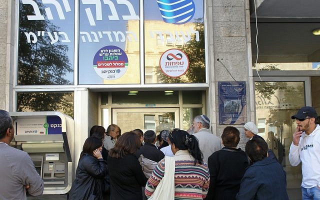 Long lines outside the Yahav bank in Jerusalem as the strike ended (photo credit Nati Shahat/Flash90)