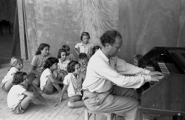 The pianist Frank Peleg in a Sabbath morning concert for the children of Ein Gev, 1940s. From the collection of Naftali Elbom. (Courtesy: Bitmuna)