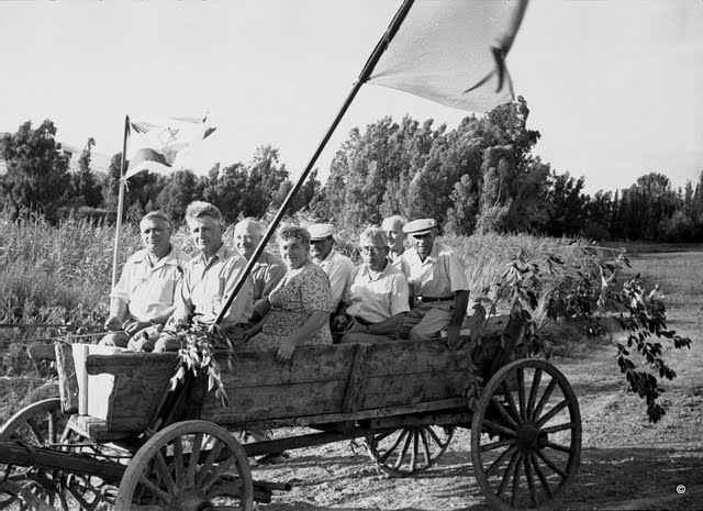 Jordan Valley old-timers during a May Day parade, 1940s. From the collection of Naftali Albom. (Courtesy: Bitmuna)