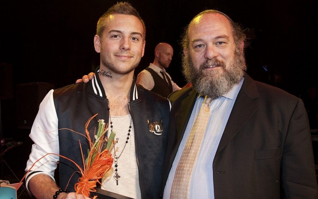 2012 Hetero of the Year Rabbi David Lazar with Homo of the Year soccer player Anton Hysen (photo credit: Christian Hagward/QX.se) 2012 Hetero of the Year Rabbi David Lazar with Homo of the Year soccer player Anton Hysen (photo credit: Christian Hagward/QX.se)