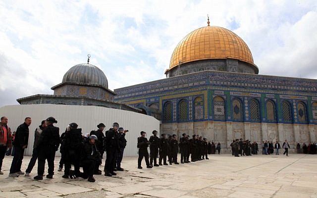 Violent clashes broke out in the al-Aqsa mosque last Friday between Palestinian youths and Israeli police (photo credit: Afif Amrieh/Flash90) Violent clashes broke out in the al-Aqsa mosque last Friday between Palestinian youths and Israeli police (photo credit: Afif Amrieh/Flash90)