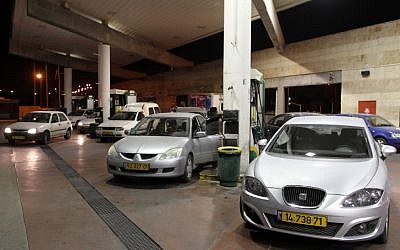 Motorists line up at a Jerusalem gas station before a price increase (photo credit: Nati Shohat/Flash 90)