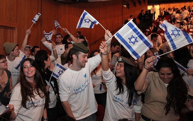 Diaspora youth participate in a Birthright Israel event in Jerusalem (Marc Israel Sellem/Flash90)