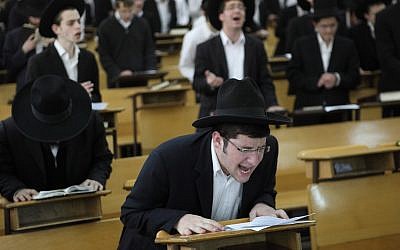 Ultra-Orthodox students pray for the speedy recovery of Rabbi Elyashiv. (photo credit: Yaakov Naumi/Flash90)