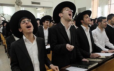 Ultra-Orthodox students praying for Elyashiv's health Tuesday, a few months prior to his death (photo credit:Yaakov Naumi/Flash90)