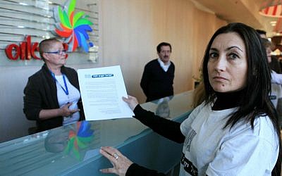 A woman presenting a complaint letter to Strauss Monday. (photo credit: Yehoshua Yosef/Flash90)