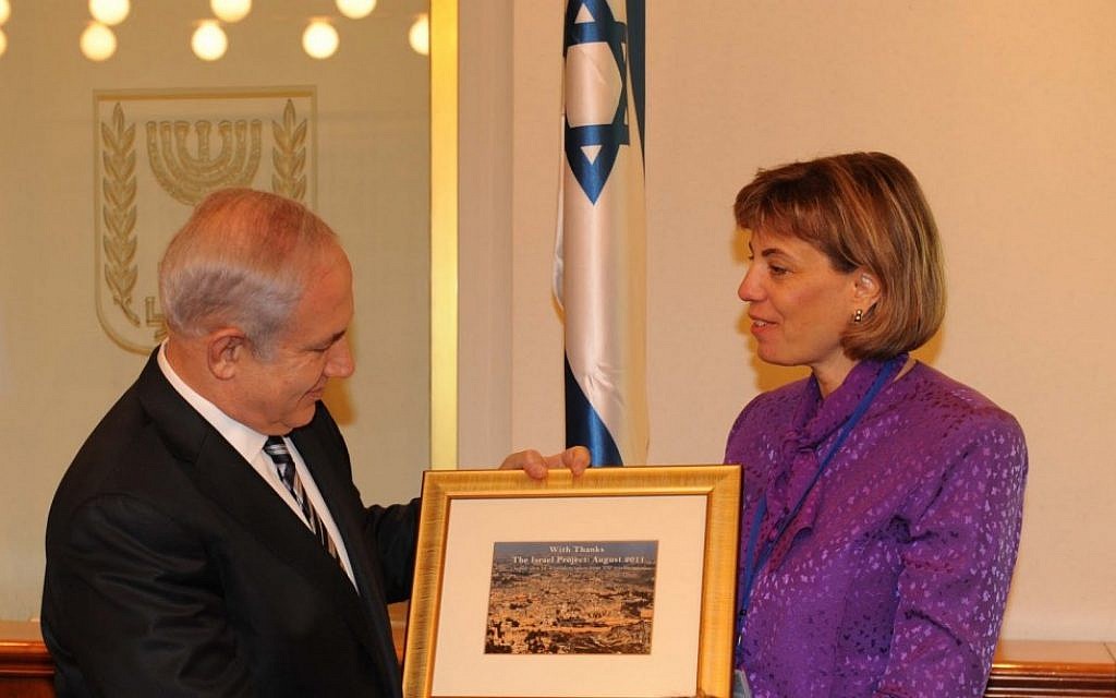 Jennifer Laszlo Mizrahi presents Prime Minister Benjamin Netanyahu with a plaque, August 2011. (The Israel Project/via JTA) Jennifer Laszlo Mizrahi presents Prime Minister Benjamin Netanyahu with a plaque, August 2011. (The Israel Project/via JTA)