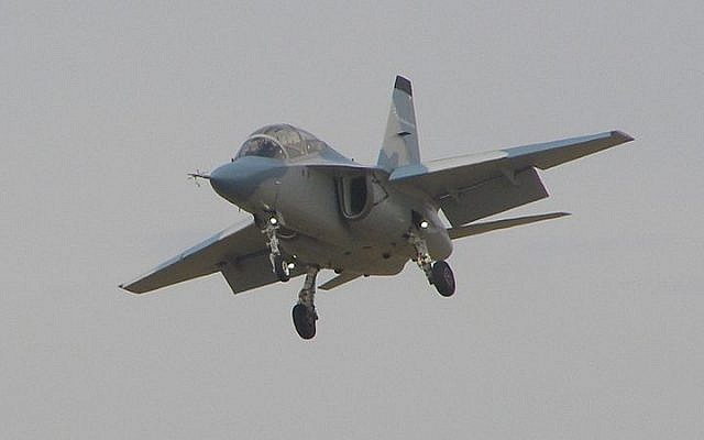 An Alenia Aermacchi M-346 in the air. (CC-BY-SA MilborneOne, Wikipedia)