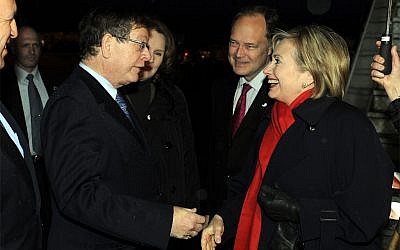Barukh Binah greeting Hillary Clinton in 2009 (photo credit: Matty Stern/US Embassy Tel Aviv/ US State Department)