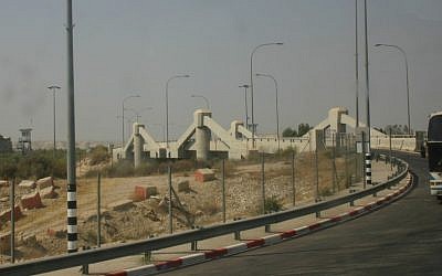 The Allenby Bridge border crossing seen from the Jordanian side. (photo credit: Courtesy Abutoum, Wikipedia)
