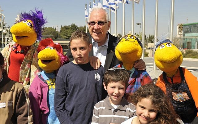Knesset Speaker Reuven Rivlin hosts kids and puppets (photo credit: Tzachi Zelinger)