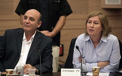 Tzipi Livni (right) and Shaul Mofaz at the Knesset (photo credit: Abir Sultan/Flash90)