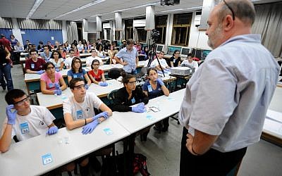 Israeli youth participate a mass chemistry experiment in Tel-Aviv University (photo credit: Gili Yaari/Flash90)