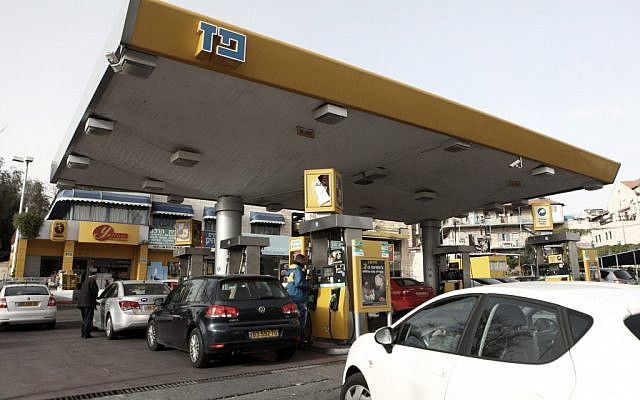 Cars line up to refuel (photo credit: Kobi Gideon/Flash90)