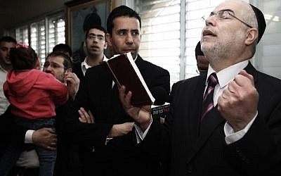 Former minister Shlomo Benizri prays at his house in Jerusalem after his release. (photo credit: Kobi Gideon/Flash90)