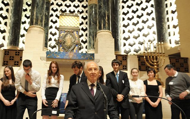 Shimon Peres speaks at the Imanuel Temple in San Francisco during his visit to the West Coast of the US (photo credit: Moshe Milner/GPO/Flash90) Shimon Peres speaks at the Imanuel Temple in San Francisco during his visit to the West Coast of the US (photo credit: Moshe Milner/GPO/Flash90)