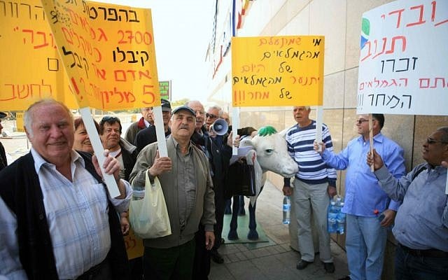 Retired Tnuva employees demonstrating at the company’s offices at Glilot Junction last week (photo credit: Yehoshua Yosed/Flash90)