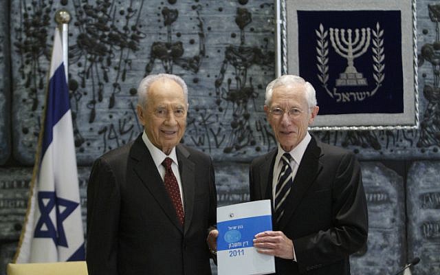 Bank of Israel Governor Stanley Fischer presents a copy of the bank's annual report to the President Shimon Peres on Wednesday (photo credit: Miriam Alster/Flash90)