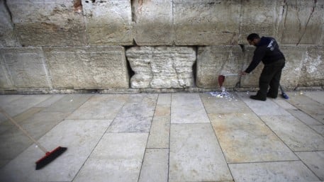 An estimated one million notes are placed in the wall each year. (photo credit: Uri Lenz/Flash90)