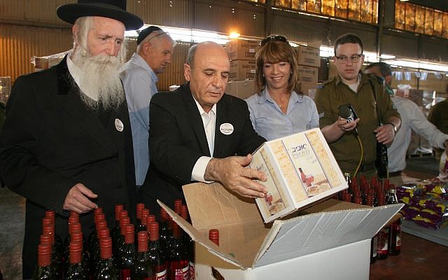 Shaul Mofaz gets to work by helping needy families for Passover (photo credit: Gideon Markowicz / Flash90)