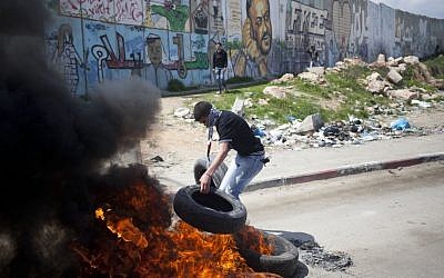 Rioting near the Kalandiya checkpoint on Friday. (photo credit: Yonatan Sindel/Flash90)