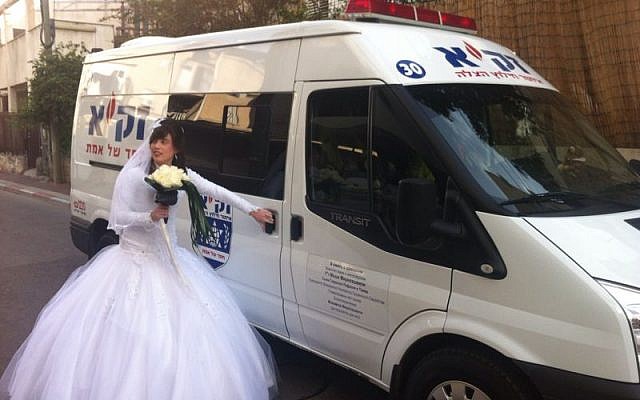 The bride mounts her carriage to the wedding (photo credit: Azriel Shnitzer)