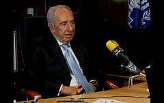 Shimon Peres at the Israel Radio broadcasting studio (screen capture Mako/Channel 2)