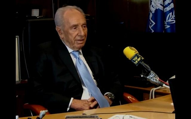 Shimon Peres at the Israel Radio broadcasting studio (screen capture Mako/Channel 2)