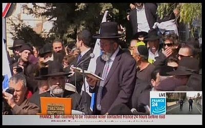 Mourners pray at the funeral of the Toulouse victims in Jerusalem on Wednesday. (Screen capture)