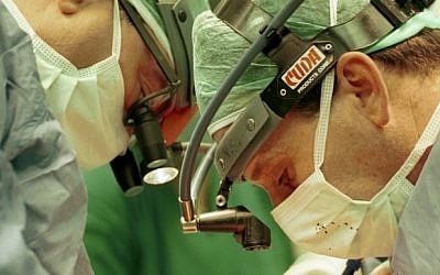 Doctors at Hadassah Medical Center perform lung surgery (photo credit: Nati Shohat/Flash90)