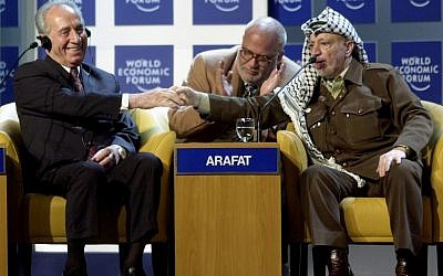 Yasser Arafat shakes hands with Shimon Peres at the World Economic Forum in Davos, 2001 (photo credit: CC BY-SA World Economic Forum)