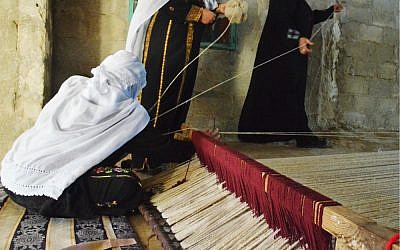 Working the loom (photo credit: Elio Nudelman) Working the loom (photo credit: Elio Nudelman)