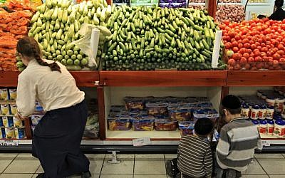 Shoppers at a Rami Levy supermarket (Nati Shohat/Flash90)