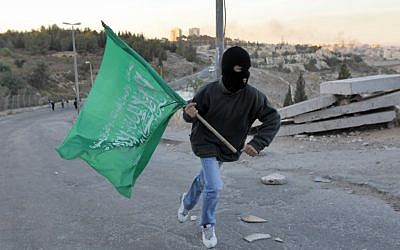 A Jerusalem youth carries the Hamas flag (Nati Shohat/Flash90)