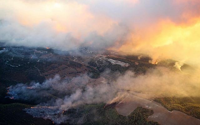 An ariel view of the Carmel Mountains during the massive forest fire (photo credit:Meir Partush/FLASH90)