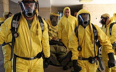 Israeli border police train for an incident of an atomic warfare attack (Nati Shohat/Flash90)