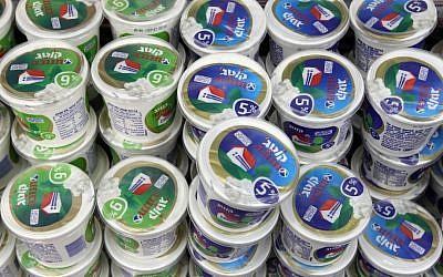 Cottage cheese in the Rami Levy supermarket in Jerusalem. (photo credit: Nati Shohat/Flash90)