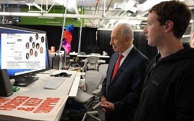 Shimon Peres checking out Friendster with Mark Zuckerberg. (Photo illustration: Moshe Milner/ GPO)