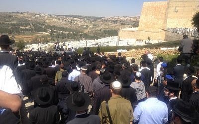 Participants overlook the burying of the four victims of the Toulouse Jewish school massacre (photo credit: Mitch Ginsburg/Times of Israel)