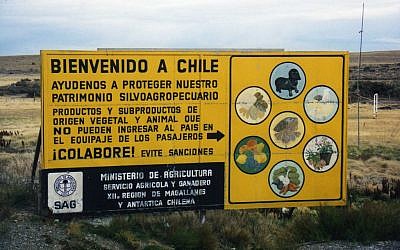 Entry sign at the Chilean border (photo credit: CC BA-SY Leonora Enking/Flikr)