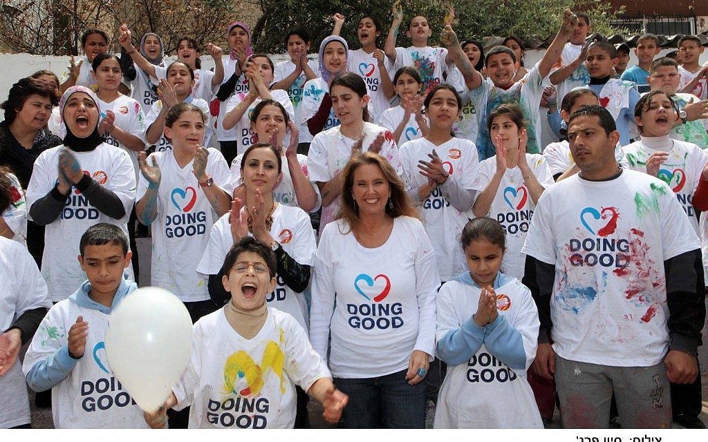 Shari Arison participating in 2011's International Good Deeds Day. (Photo credit: Sivan Farag) Shari Arison participating in 2011's International Good Deeds Day. (Photo credit: Sivan Farag)