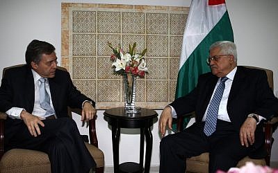 Mahmoud Abbas (right) and Yossi Beilin meet in Ramallah, August 2008 (photo credit:  Omar Rashidi/FLASH90)