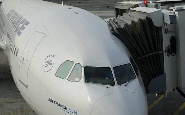 Illustrative photo of a commercial jet (photo credit: Kobi Gideon/Flash90)